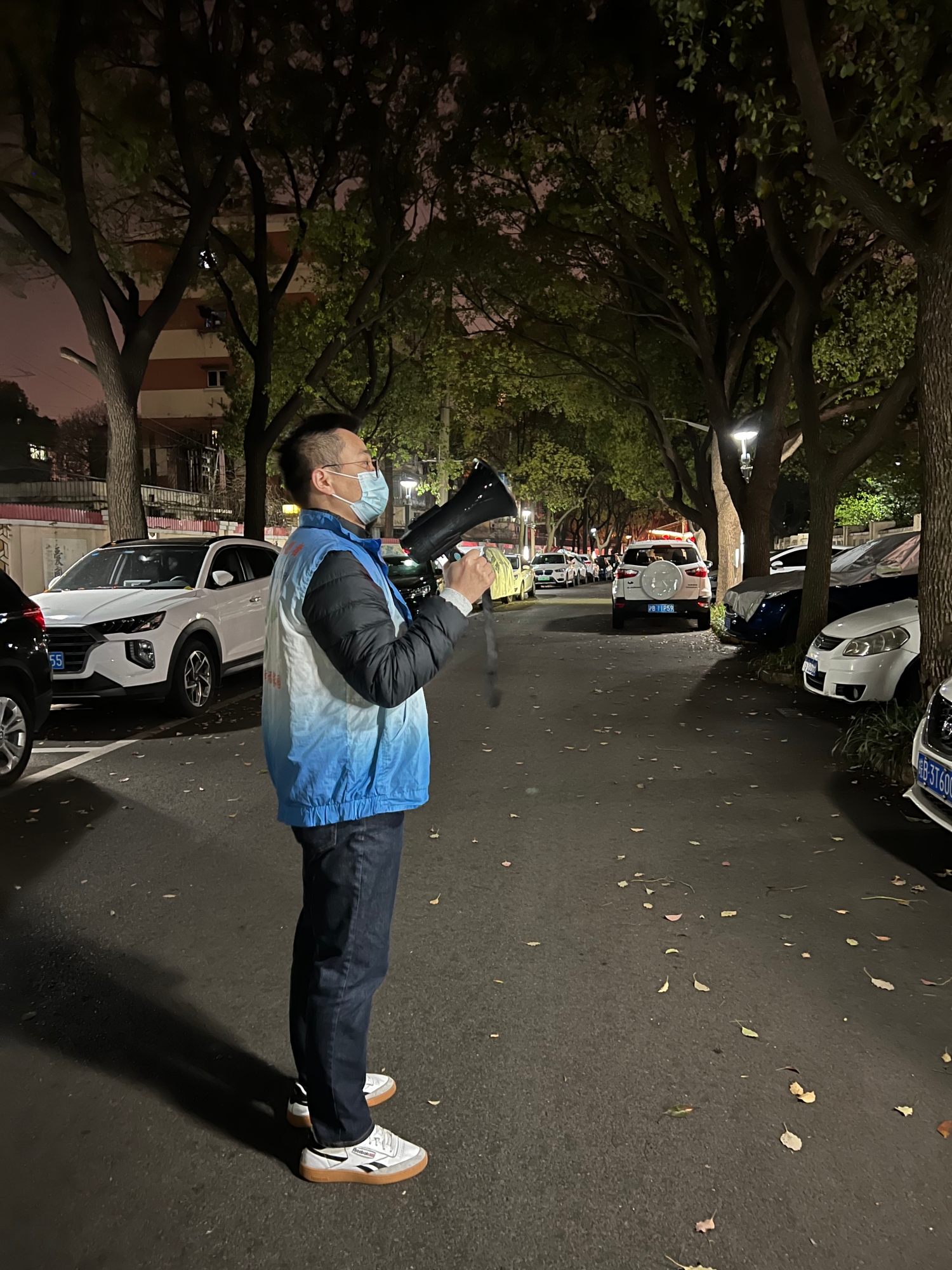 志愿者樊东星，中共党员，全国碳市场运营中心副主任，多次参与社区疫情防控知识宣传、物资传递等工作