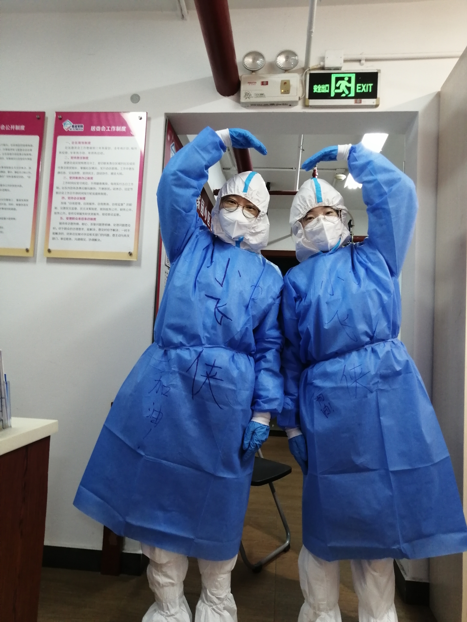 志愿者方敏（左一），办公室高级专员，多次参与社区核酸检测、防疫信息统计等工作